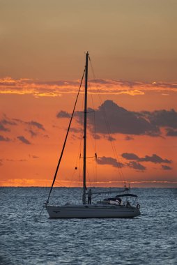 gün batımında yelkenli tekne