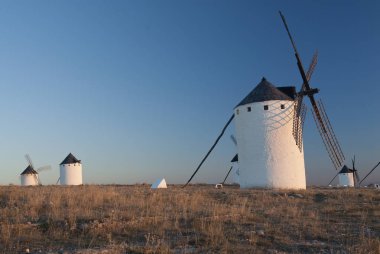 Yel değirmenleri, Rüzgar enerjisi, gece Campo de CRIPT, Ciudad Real, İspanya