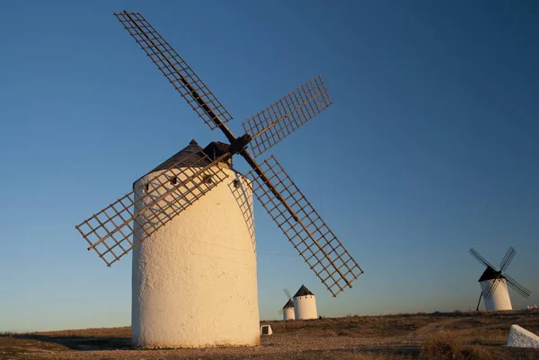 Yel değirmenleri, Rüzgar enerjisi, gece Campo de CRIPT, Ciudad Real, İspanya