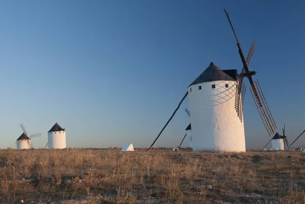Yel değirmenleri, Rüzgar enerjisi, gece Campo de CRIPT, Ciudad Real, İspanya
