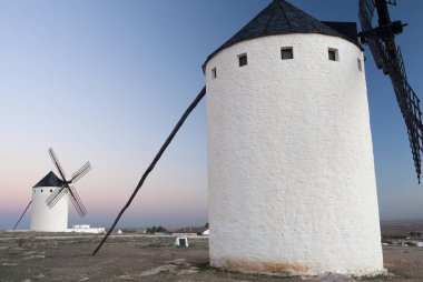 Yel değirmenleri, Rüzgar enerjisi, gece Campo de CRIPT, Ciudad Real, İspanya