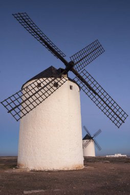 Yel değirmenleri, Rüzgar enerjisi, gece Campo de CRIPT, Ciudad Real, İspanya