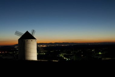 Yel değirmenleri, Rüzgar enerjisi, gece Campo de CRIPT, Ciudad Real, İspanya