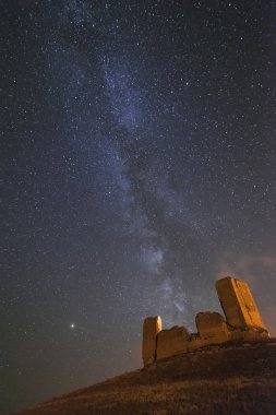 Ortaçağ kalesi, gece fotoğrafları, Castillo de Montuenga, Soria, İspanya