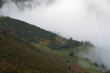 Sonbahar manzara, doğal park Ubias masa Hermitage, dağ, Asturias, İspanya