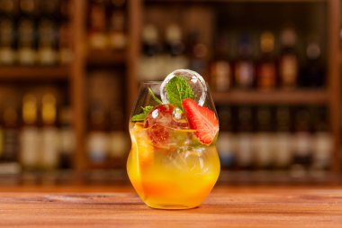 Güzel modern kokteyller en iyi bardaklarda servis. Kokteyller modern ekipman, alet yapılır. El yapımı buz, blok, topları ve askılar olarak kullanılmıştır.