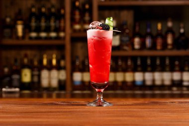 Güzel modern kokteyller en iyi bardaklarda servis. Kokteyller modern ekipman, alet yapılır. El yapımı buz, blok, topları ve askılar olarak kullanılmıştır.