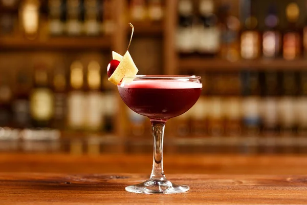 Bellissimi Cocktail Moderni Serviti Nei Migliori Bicchieri Cocktail Sono Fatti — Foto Stock