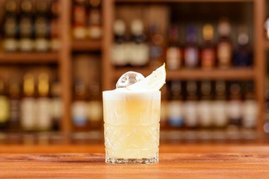 Güzel modern kokteyller en iyi bardaklarda servis. Kokteyller modern ekipman, alet yapılır. El yapımı buz, blok, topları ve askılar olarak kullanılmıştır.