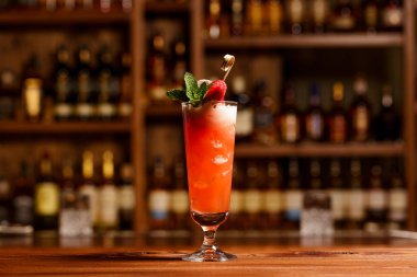 Güzel modern kokteyller en iyi bardaklarda servis. Kokteyller modern ekipman, alet yapılır. El yapımı buz, blok, topları ve askılar olarak kullanılmıştır.