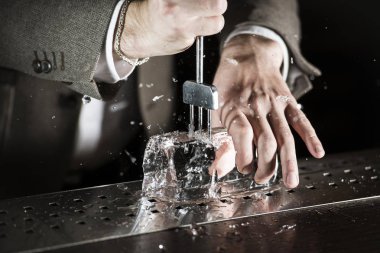 Güzel modern kokteyller en iyi bardaklarda servis. Kokteyller modern ekipman, alet yapılır. El yapımı buz, blok, topları ve askılar olarak kullanılmıştır.