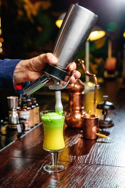 Vackra Moderna Cocktails Serveras Bästa Glas Drinkar Gjorda Modern Utrustning — Stockfoto