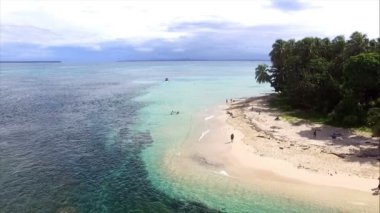 Bakire bozulmamış Karayipler ada plaj hava dron manzarası. Turkuaz suları, beyaz kumlu plajları, palmiye ağaçları ve mercan resifleri kadar müthiş bir tropikal peyzaj olun. Cay Zapatilla ada Bocas del Toro, Panama.