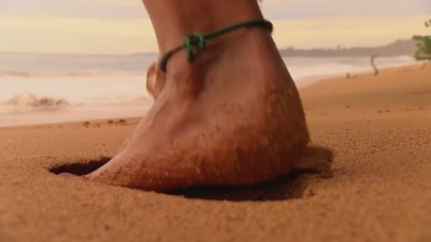 熱帯のビーチの砂の上の足跡を残して裸の足を持つ少年 カリブ海黄金自然のままの砂浜夕暮れ時 パナマでイスラ Bastimentos 国立海洋公園でボカス トロ諸島のビーチをはったり — ストック動画