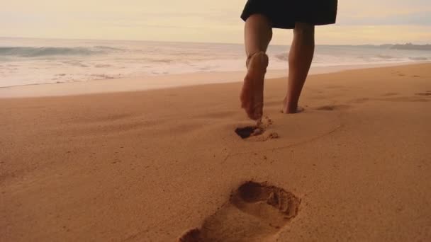 Rapaz Com Pés Descalços Deixar Pegadas Areia Uma Praia Tropical — Vídeo de Stock