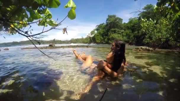 Pareja Joven Tomando Baño Caribe Relajarse Las Aguas Transparentes Panamá — Vídeos de Stock