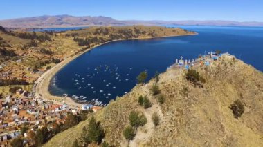Hava dron Copacabana Bolivya'daki Lake Titicaca Gölü üzerinde görünümünü. Titicaca Gölü kıyısında Copacabana şehir ortasında Calvario tepenin üzerinden uçan. Kült ve hac Güney Amerika'da spot.