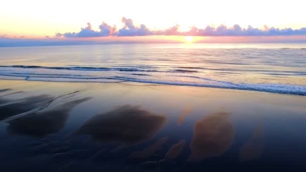 Девственница Нетронутая Карибский Пляж Воздушный Беспилотник Вид Восходе Солнца Золотое — стоковое видео