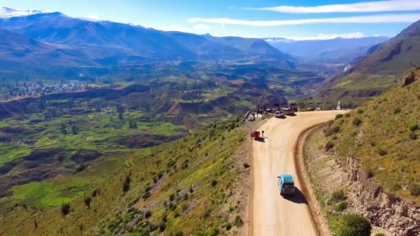 ペルー空中ドローン ビューでコルカ渓谷 ペルーの 番目の最も訪問された観光地 世界で最も深い谷の一つです コルカ渓谷は前インカのルーツ スペイン植民地時代に設立された町とカラフルなアンデスの谷 — ストック動画