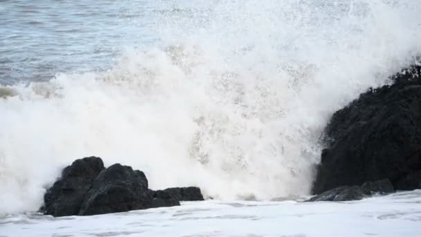 海の波は スローモーションで岩にクラッシュします コスタリカのカリブ海の海岸線をはねかける水 超スローモーション — ストック動画