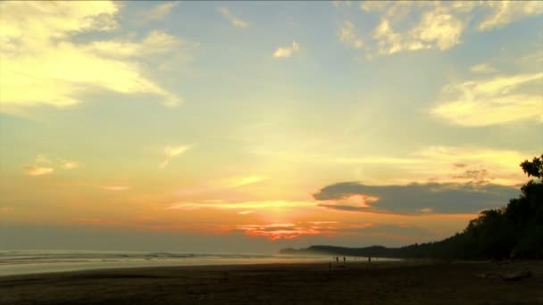 Unberührter Karibischer Strand Bei Sonnenuntergang Goldene Und Rote Sonne Gleißendes — Stockvideo