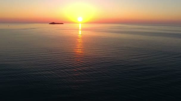 ペリカン空中ドローン ビューを横断とカリブの海でカラフルな日の出 原生の自然のままのビーチのアンテナ 黄金の太陽の明るい光は 素晴らしい熱帯の風景を確認します 低高空撮 畏敬の念します ファラロンのビーチで壮大なカラフルな背景 — ストック動画