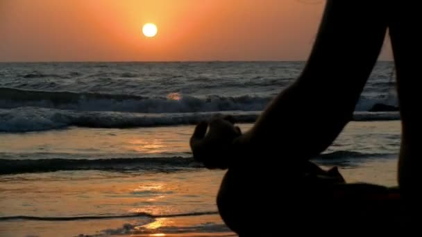 Joven Practicando Ejercicios Relajación Junto Mar Atardecer Dorado Sobre Mar — Vídeo de stock