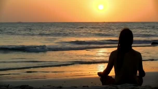 Joven Practicando Ejercicios Relajación Junto Mar Atardecer Dorado Sobre Mar — Vídeo de stock