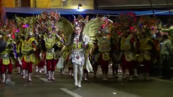 Карнавальный Парад Деревне Оруро Церемониальные Танцы Красочный Боливийский Фольклорный Парад — стоковое видео