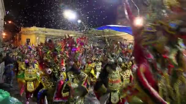 奥鲁罗村嘉年华游行仪式舞蹈 丰富多彩的玻利维亚民俗游行与 Tinkus 跳舞和游行 联合国教科文组织人类口腔和无形遗产的杰作 — 图库视频影像