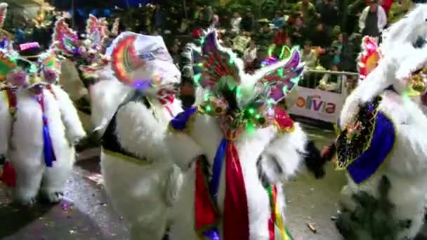 奥鲁罗村嘉年华游行仪式舞蹈 丰富多彩的玻利维亚民俗游行与 Tinkus 跳舞和游行 联合国教科文组织人类口腔和无形遗产的杰作 — 图库视频影像