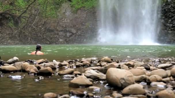 人洗澡旁边的瀑布慢动作 在瀑布的水下放松 雨林中的美国加勒比河 — 图库视频影像