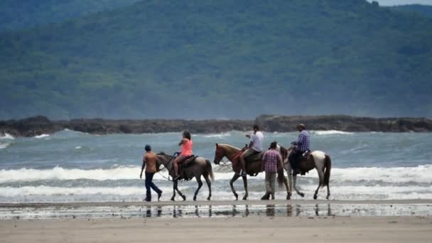 Família Montando Cavalos Praia Câmera Lenta Passeio Cavalo Nas Areias — Vídeo de Stock