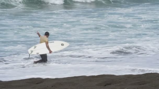 Ung Surfare Går Stranden Med Sin Surfbräda Armen Surfare Redo — Stockvideo