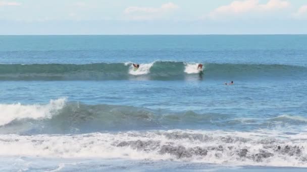 Surfers Серфінгу Великі Хвилі Супер Повільному Режимі Surfers Готові Пошуку — стокове відео