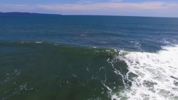 Surfistas Surfeando Olas Grandes Vista Aérea Del Drón Surfistas Listos — Vídeo de stock