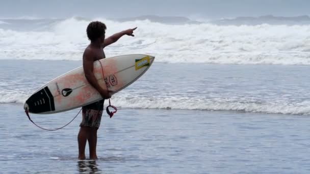 年轻的冲浪手腋下夹着冲浪板在海滩上散步 冲浪手准备在加勒比海冲浪 — 图库视频影像
