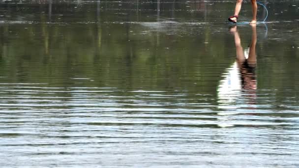 Surfare Med Sin Surfbräda Reflekteras Vattenytan Surfer Redo Att Surfa — Stockvideo