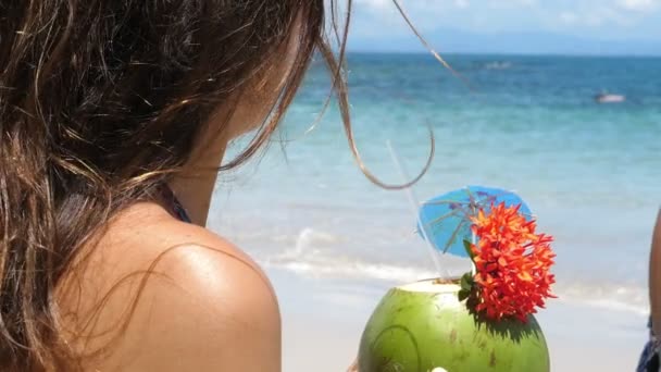 Jong Meisje Tropische Coco Drinken Het Strand Slow Motion Geweldig — Stockvideo