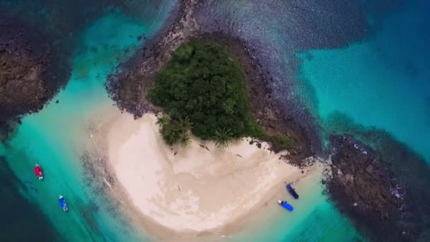 牧歌的な楽園処女の自然のままの熱帯の島の空中ドローン ビュー 白い砂浜と青いターコイズ ブルーの透き通った素晴らしい休日の背景を構成します 壮大な高空撮自然風景 — ストック動画
