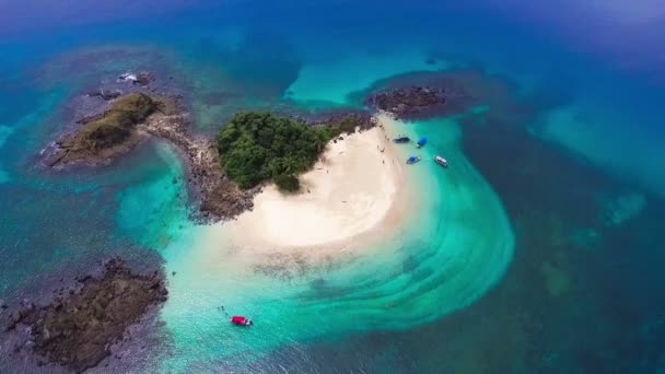 牧歌的な楽園処女の自然のままの熱帯の島の空中ドローン ビュー 白い砂浜と青いターコイズ ブルーの透き通った素晴らしい休日の背景を構成します 壮大な高空撮自然風景 — ストック動画