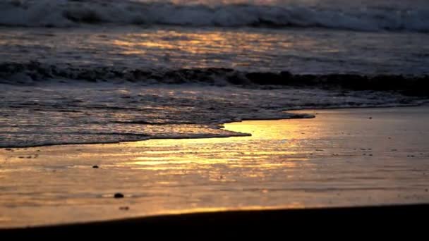スローモーション黄金海波がビーチで夕暮れ時 カリブ海黄金損なわれていない自然のままの砂浜 砂浜の上に黄金の太陽明るい光は 素晴らしい熱帯の風景を確認します 畏敬の念の休日背景 — ストック動画