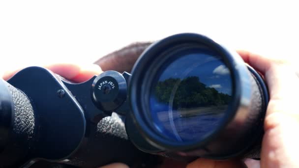 加勒比海的人在观鸟 两个男人在寻找热带地区最好的鸟类物种 用双筒望远镜观察动物 — 图库视频影像