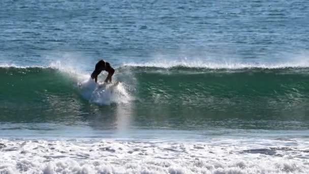 Surfers Серфінгу Великі Хвилі Карибському Морі Супер Повільному Режимі Surfers — стокове відео