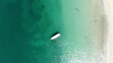 Virgin bozulmamış Karayipler tropikal beyaz kumlu plaj havadan drone görünümü. Mavi turkuaz bozulmamış sular, beyaz kumlu plajlar ve palmiye ağaçları harika bir tropikal manzara makyaj. Awe yüksek havadan görünümü. Muhteşem tatil arka planlar.
