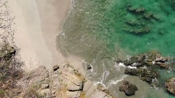 ヴァージン手つかずのカリブ海の熱帯白い砂浜の空中ドローンビュー カリブ海の白い手つかずの自然のままの砂浜 砂浜の上の黄金の太陽の明るい光は素晴らしい熱帯の風景を構成します 畏敬の日の背景 — ストック動画