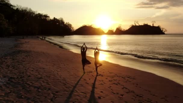 Ungt Par Som Tränar Yoga Stranden Vid Solnedgången Par Gör — Stockvideo