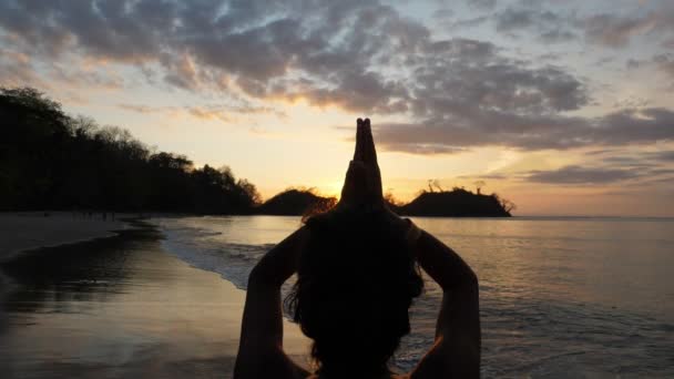 Νεαρό Κορίτσι Που Εξασκείτε Γιόγκα Στην Παραλία Ηλιοβασίλεμα Ένα Νεαρό — Αρχείο Βίντεο