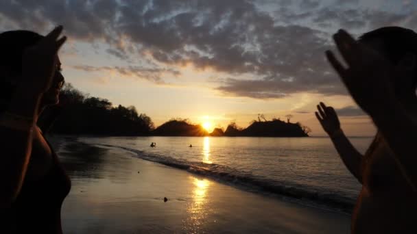 Молодая Пара Практикует Йогу Пляже Sunset Couple Делать Упражнения Тропическом — стоковое видео