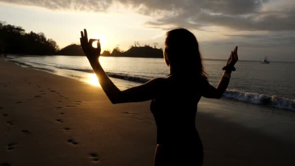 Ung Flicka Som Tränar Yoga Stranden Vid Solnedgången Ung Flicka — Stockvideo